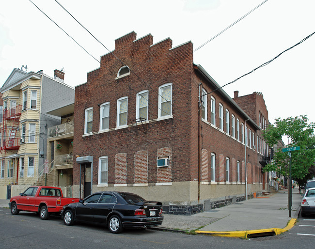 4501-4507 Brown St in Union City, NJ - Building Photo - Building Photo