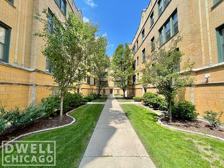 2350 N Spaulding Ave, Unit 3B in Chicago, IL - Building Photo