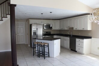 11B Abigail Dr in Hudson, MA - Foto de edificio - Building Photo