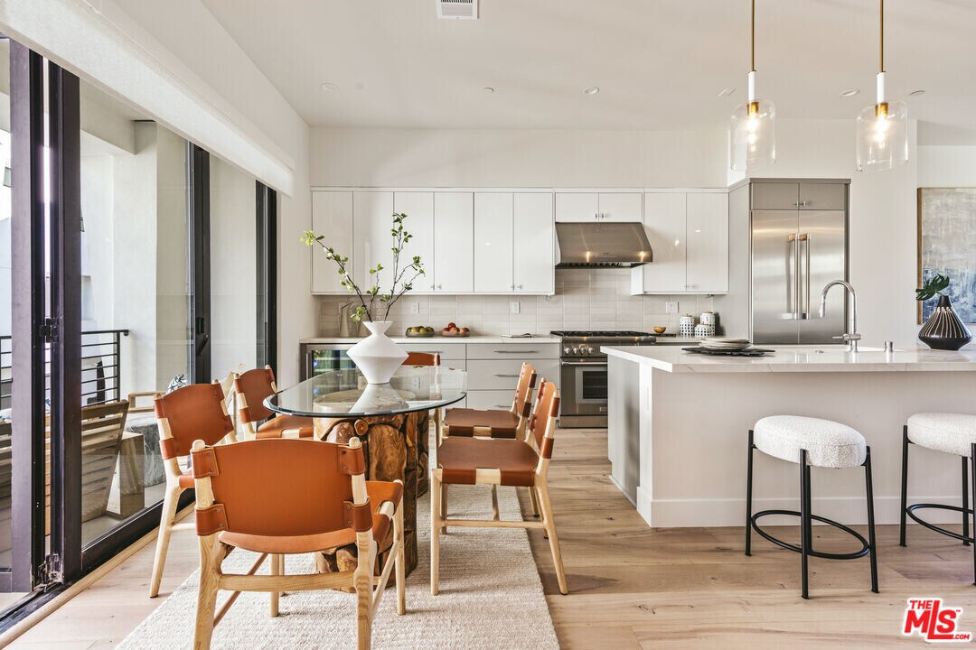 3218 S Barrington Ave in Los Angeles, CA - Building Photo