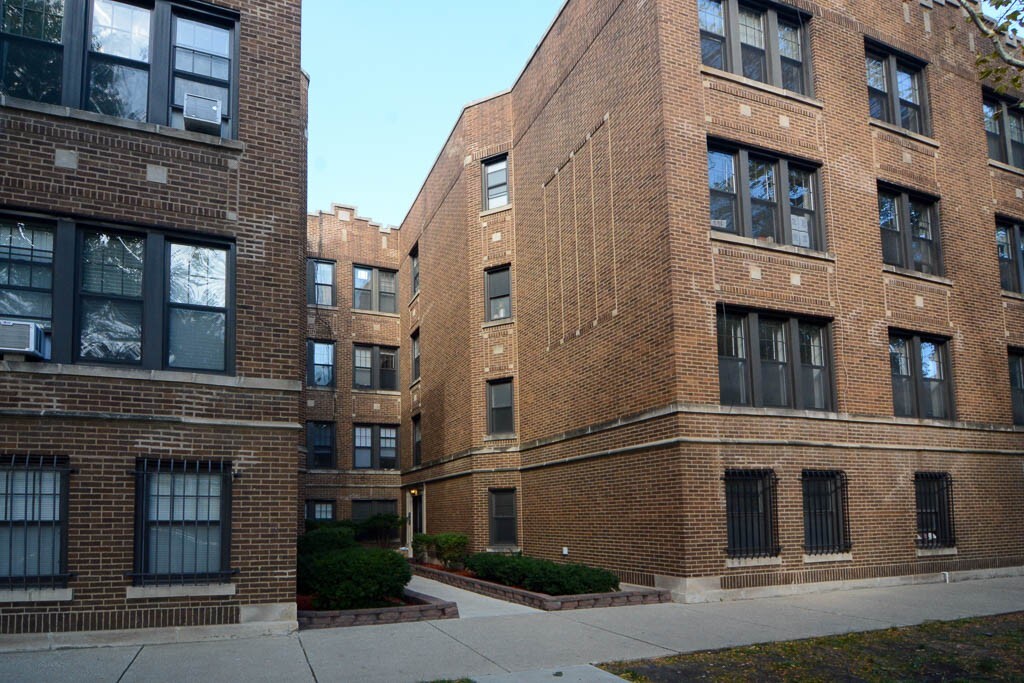 1451 W Byron St in Chicago, IL - Building Photo