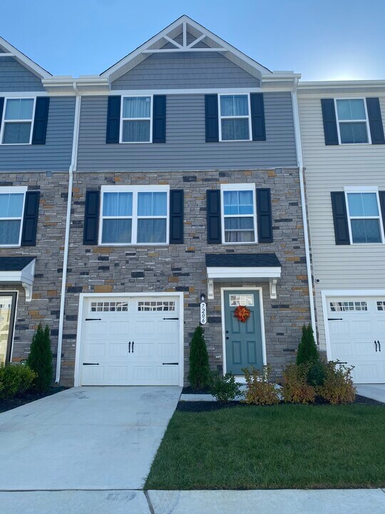 7206 Senate Wy in Ruther Glen, VA - Building Photo