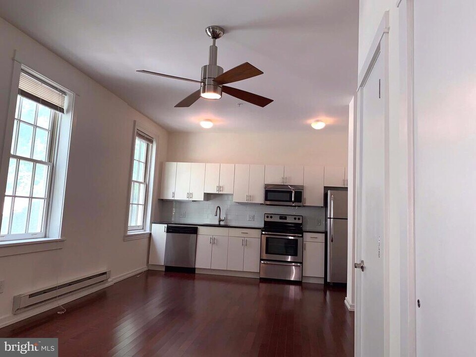 1300 Spruce St in Philadelphia, PA - Building Photo