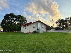 5521 S York Hwy in Grimsley, TN - Foto de edificio - Building Photo