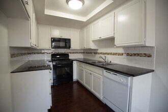 5328 Riverton Ave in Los Angeles, CA - Foto de edificio - Building Photo