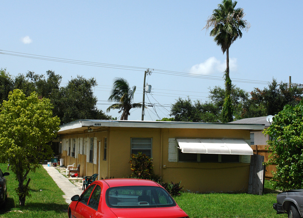 6203 Arthur St in Hollywood, FL - Foto de edificio