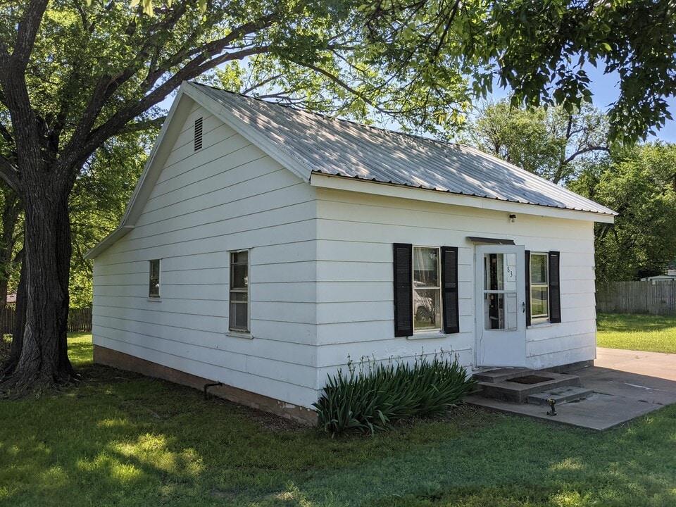 831 S Burdick St in Stillwater, OK - Building Photo