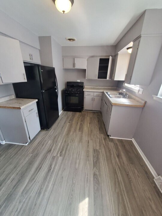 5826-5828-5828 N 93rd St in Milwaukee, WI - Foto de edificio