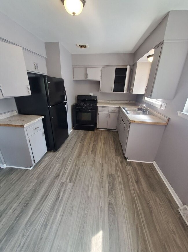 5826-5828-5828 N 93rd St