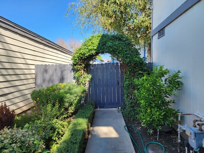 745 S Lark Ellen Ave in Azusa, CA - Foto de edificio - Building Photo