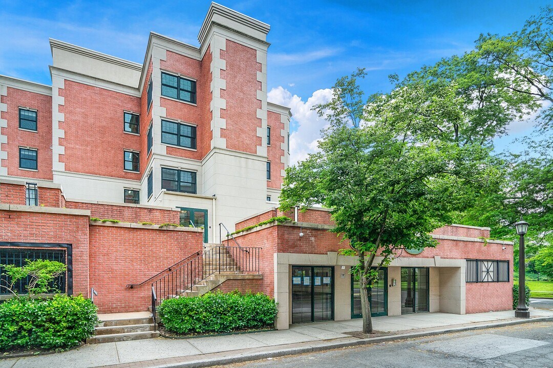 101 Sheldrake Pl, Unit 6 in Mamaroneck, NY - Building Photo