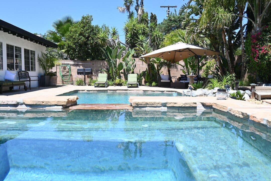 10420 Eton Ave in Los Angeles, CA - Building Photo