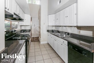 5233 Edenshire Ave in Memphis, TN - Foto de edificio - Building Photo