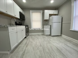 35 Humphreys St in Boston, MA - Building Photo