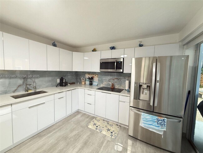 60 SE Marlin Ave in Key Largo, FL - Building Photo - Building Photo