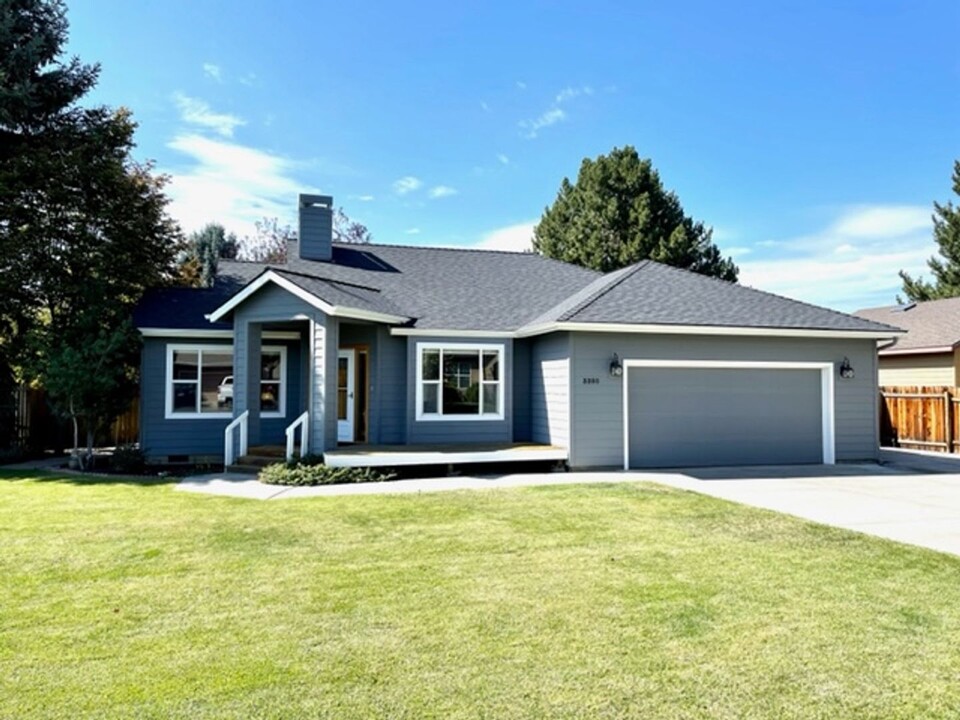 3380 NE Stonebrook Loop in Bend, OR - Foto de edificio