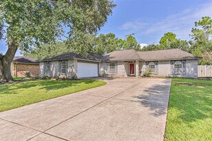 1115 W Castlewood Ave in Friendswood, TX - Building Photo