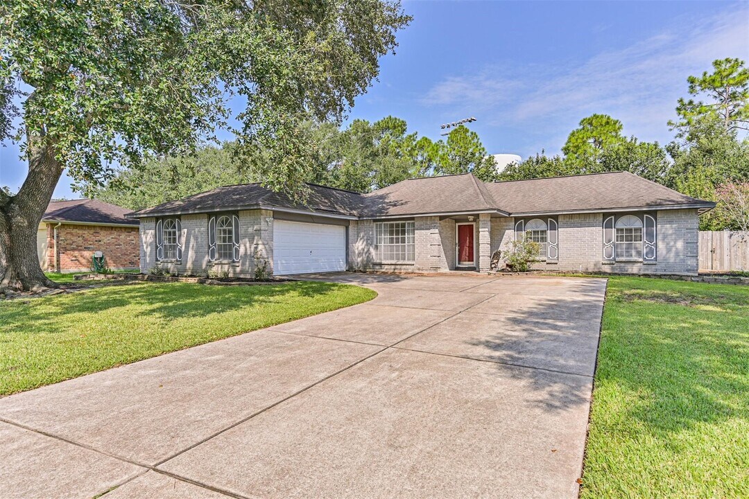 1115 W Castlewood Ave in Friendswood, TX - Building Photo