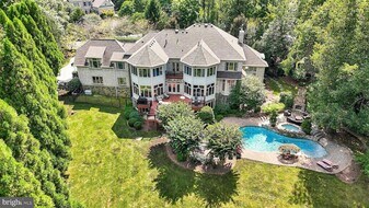 9864 Walker Glen Ct in Great Falls, VA - Building Photo