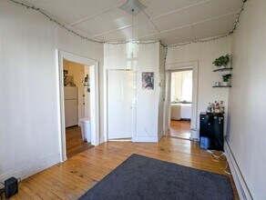 8 Evergreen Sq, Unit 2 in Somerville, MA - Building Photo - Building Photo