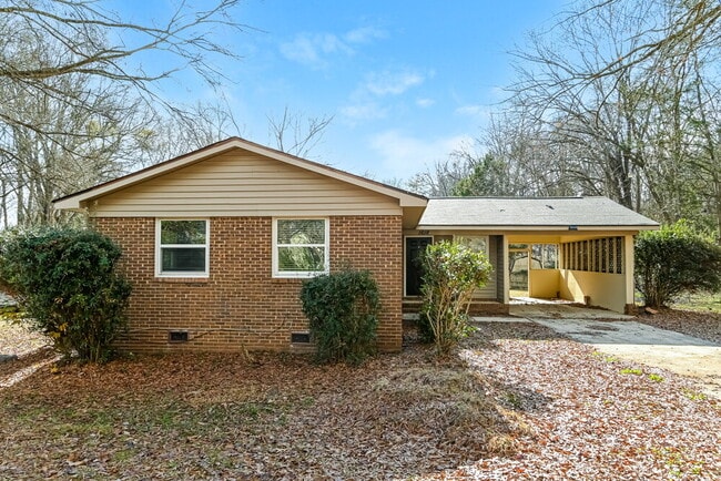 property at 1618 Longleaf Dr