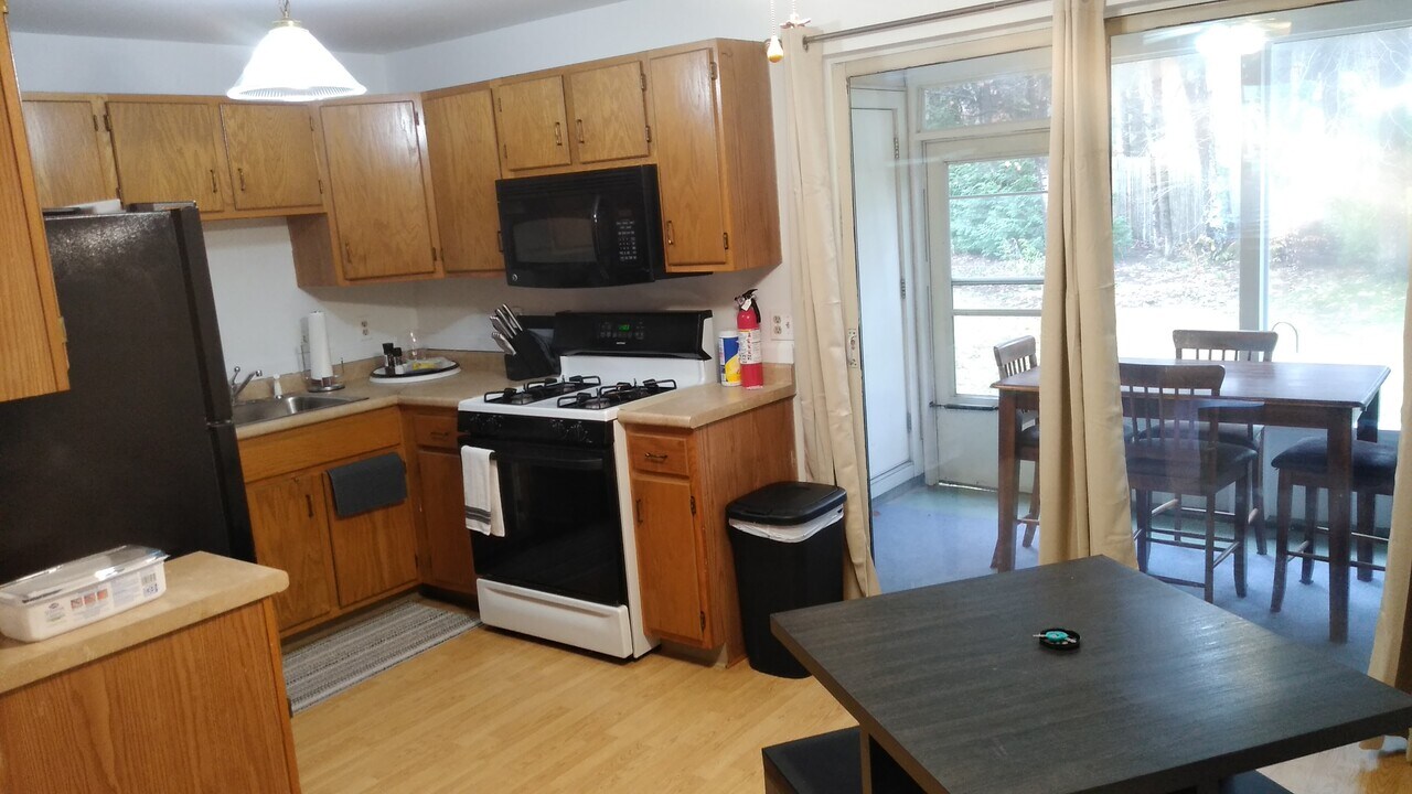 4 Pine Brook Ln, Unit Pine Brook B4 in North Springfield, VT - Foto de edificio