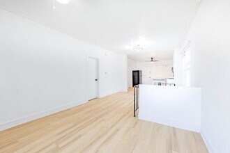 6461 N Newark Ave in Chicago, IL - Foto de edificio - Building Photo