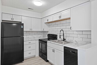 Ivy II (Kenwood II) in Des Moines, IA - Building Photo - Interior Photo