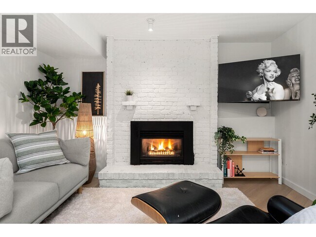 3260 Robinson Rd in North Vancouver, BC - Building Photo - Building Photo