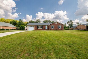 114 Cottonwood Dr in Mount Holly, NC - Building Photo