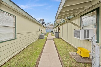 2200 Peach Ave in Bay City, TX - Building Photo - Building Photo