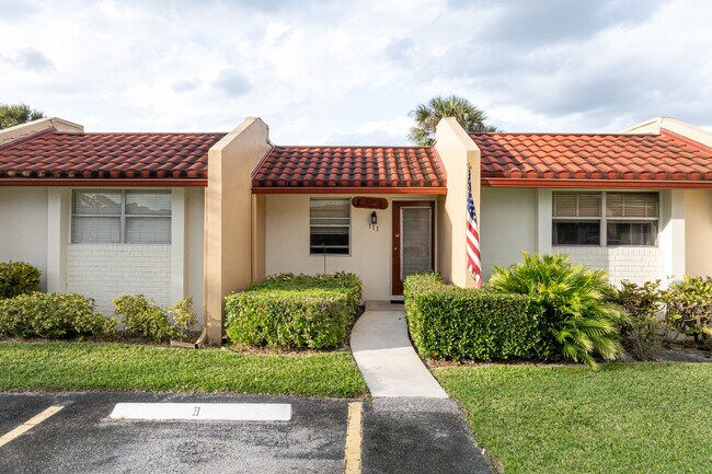 Golden Lakes Village in West Palm Beach, FL - Building Photo - Building Photo