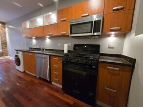 1360 W Estes Ave, Unit Sun-Drenched 1BR Condo wi in Chicago, IL - Building Photo - Building Photo