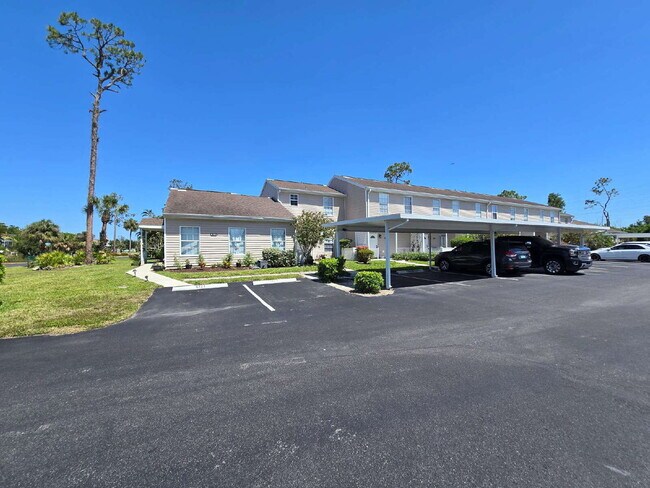 6121 Lakefront Dr in Ft. Myers, FL - Building Photo - Building Photo