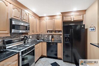 11 Desiree Ct in Howell, NJ - Foto de edificio - Building Photo