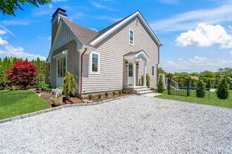 4 Carriage Ln in Southampton, NY - Building Photo - Building Photo