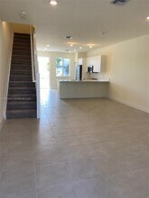 10250 NW 66th St in Doral, FL - Foto de edificio - Building Photo