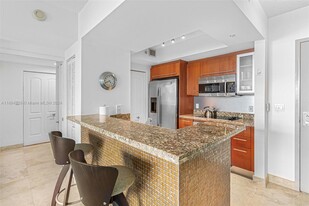 110 Washington Ave, Unit # 1706 in Miami Beach, FL - Building Photo - Building Photo