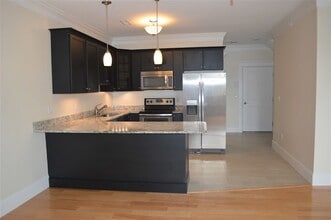 2 Silver St, Unit 13 in Dover, NH - Building Photo - Building Photo