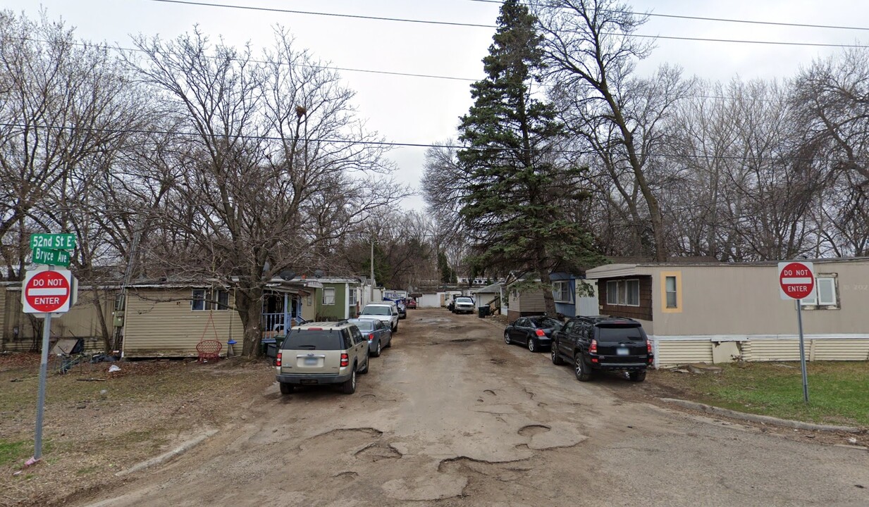 52nd St E in Inver Grove Heights, MN - Building Photo