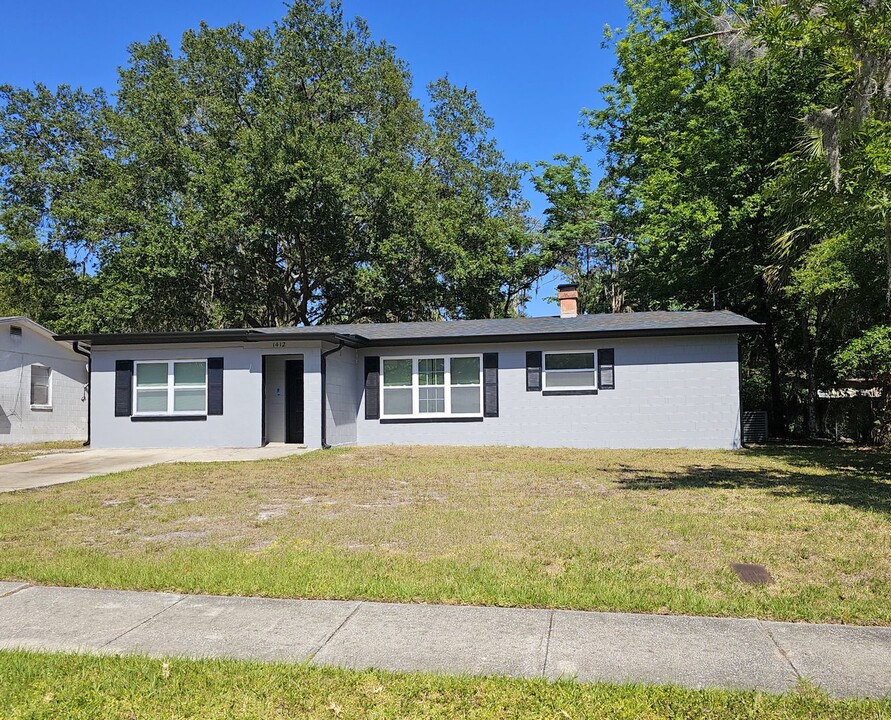 1412 Braebury Dr in Leesburg, FL - Foto de edificio