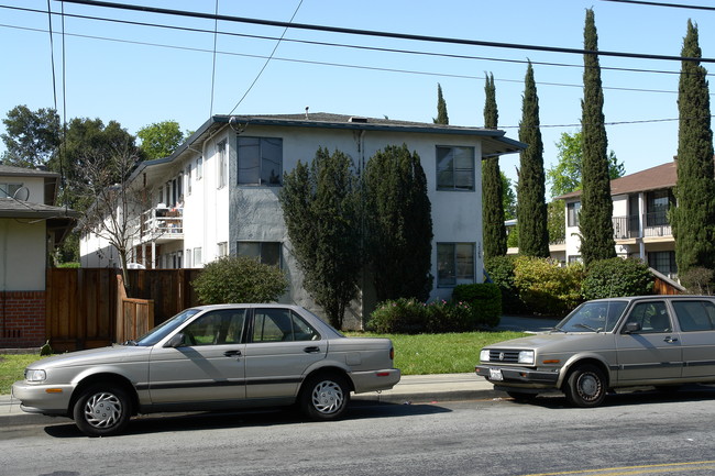 1726 Kentfield Ave in Redwood City, CA - Foto de edificio - Building Photo