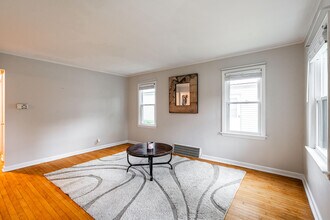 100 E Henry Clay St in Whitefish Bay, WI - Building Photo - Building Photo