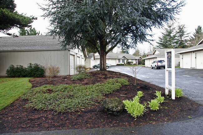 Sandalwood Village in Tualatin, OR - Foto de edificio - Building Photo