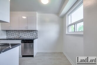 2830 Midland Ave in Toronto, ON - Building Photo - Building Photo