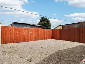 1677 E 111th St in Los Angeles, CA - Building Photo - Building Photo