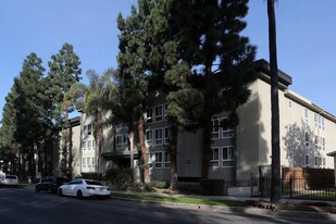 Francis Park Condominiums in Los Angeles, CA - Building Photo