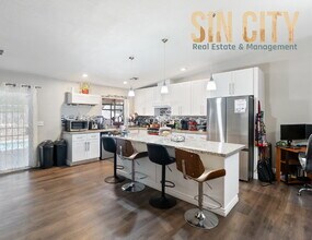 1800 N Torrey Pines Dr in Las Vegas, NV - Building Photo - Building Photo