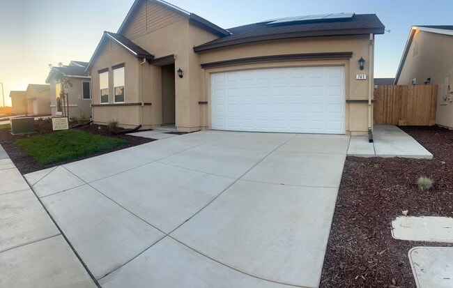 741 Skyler Ct, Unit 2 in Merced, CA - Building Photo - Building Photo
