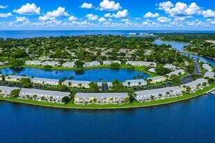 121 Sea Horse Dr SE in St. Petersburg, FL - Building Photo
